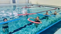 Учимся плавать с аквапалкой