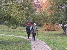 Скандинавская ходьба осенью особенно увлекательна