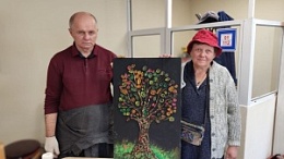 Панно «Осеннее дерево» создали из подручных материалов