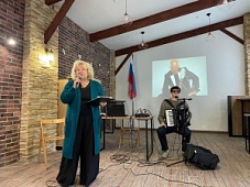 На ковре из желтых листьев...